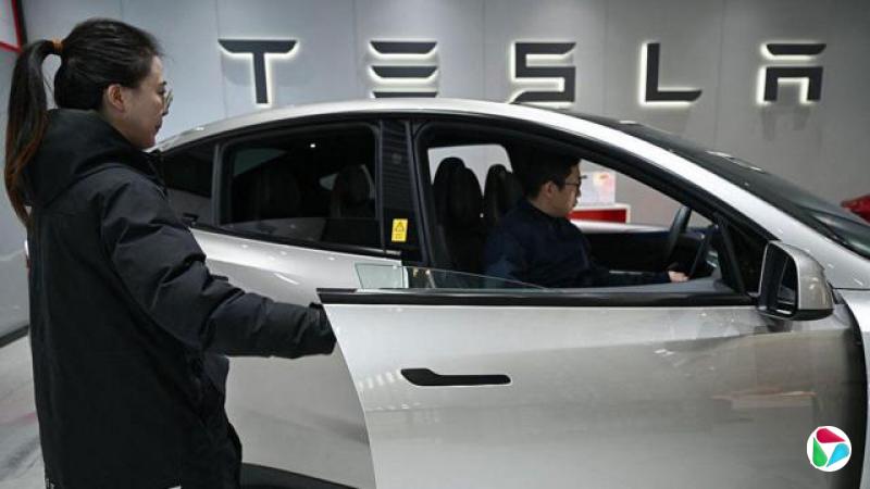 2026��2��3�գ�һ��Ů���ڱ���һ����˹��չ��Ϊһ����˹��Model YL�綯���򿪳��š�