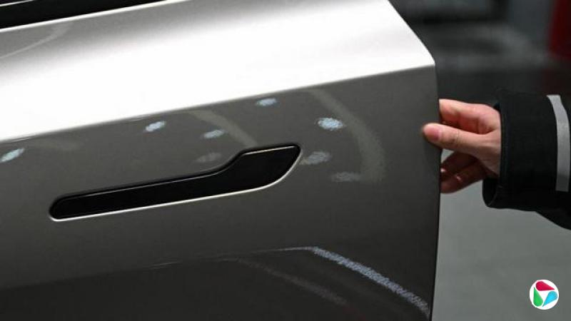 2026��2��3�գ�һ��Ů���ڱ���һ����˹��չ��Ϊһ����˹��Model YL�綯���򿪳��š�