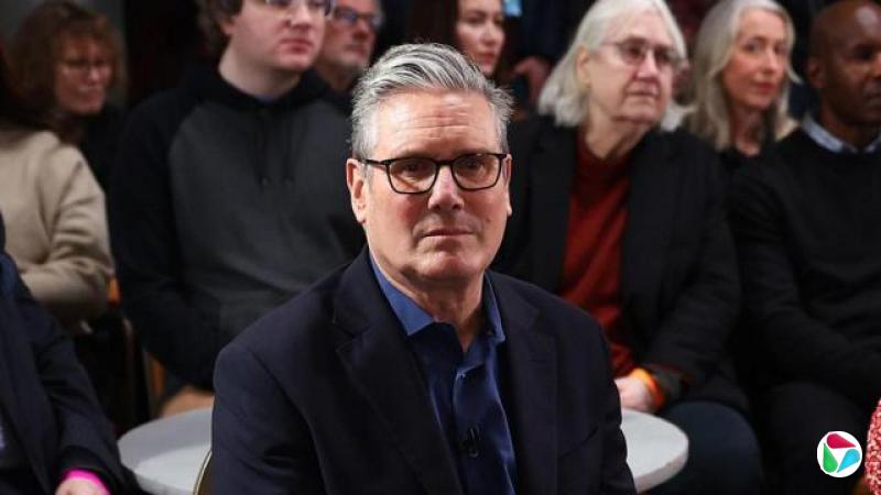 ������˹��Ĭ���źڿ��۾�������������ڵ���ɫ��������װ���ף������Դ����˵��������Ӿ�ͷ����������һ��ý���Ĺ���ϯ��