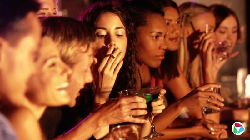 ������ʿ������ΪŮ�ԡ����ھư��ų�һ�У�һ�����̡�һ���ֳֺ��ƾ���Ʒ�����Ŵ��¡�أ��ƺ�������ҹ���