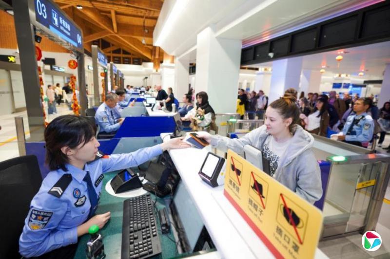 中国官方:春节假期近1780万人次中外人员出入境