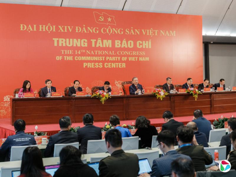 1月23日,在政治局名单公布后举行的新闻发布会上,确认苏林(中)将同时担任越共总书记和国家主席双重职务——这打破了越南权力分立的惯例。