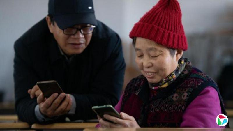 长者在玩手机