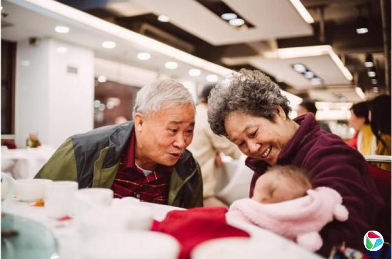 两位老年人看着孙子