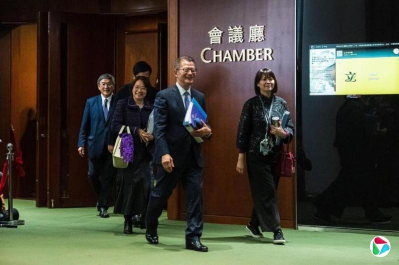 香港财政转亏为盈加码“派糖” 将推行“全民AI培训”