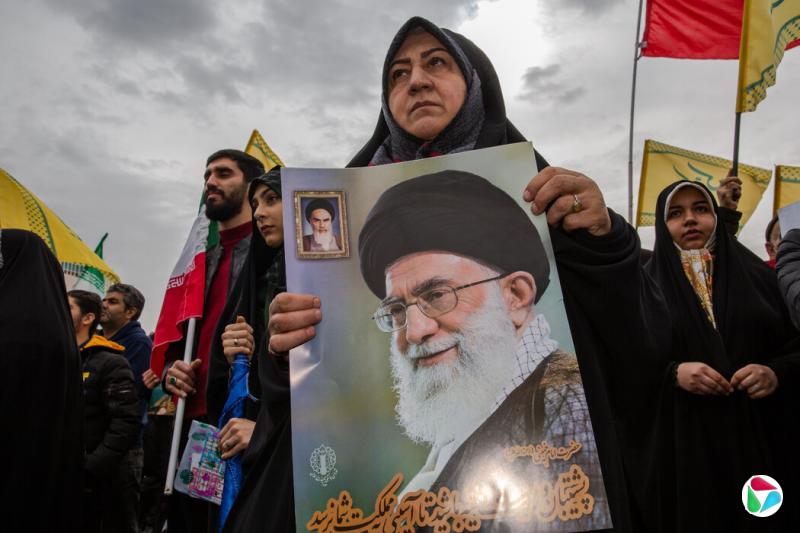 һ��Ů�������µº����ļ������ֳֹ�÷��������Ƭ��