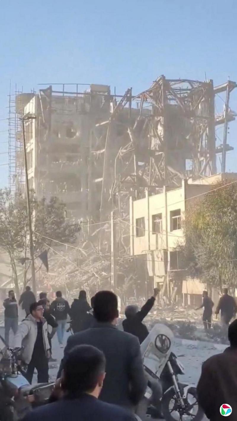 ӰƬ��ͼ��ʾ������վ�������в���ķ�б��ݻٵ�����ר�һ����¥������2026��3��3�գ�