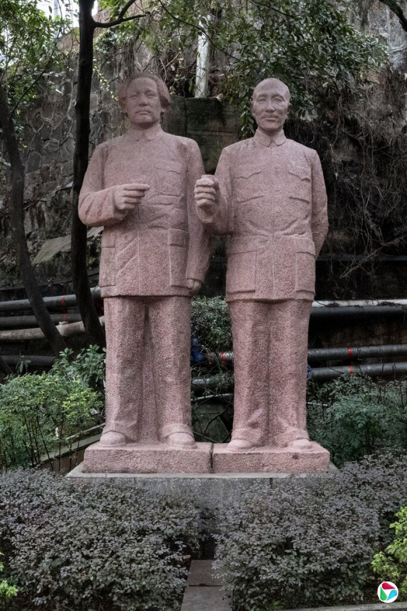 ë���뽯��ʯ���׾Ƶĵ��񣬼���1945���ձ�Ͷ������λ�й���������Ļ�����Ǿٱ������Ե�ף�ƣ���Ը��ƽ���Ž���ʤ�������ȴ�ٶȽ�ս��