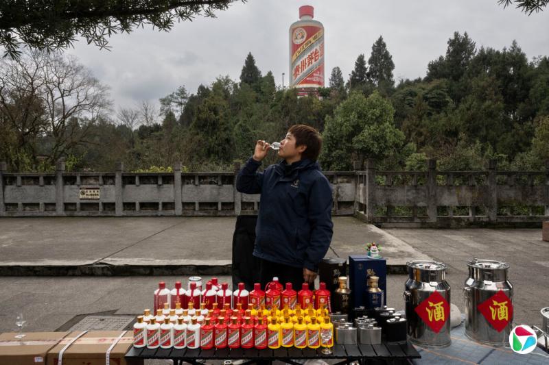 Ԭ���ڹ�԰���ƹ�ǭ����ҵ�İ׾ƣ�Сɽ�ϴ����ž���ƿװ�Ĺ���ę́��