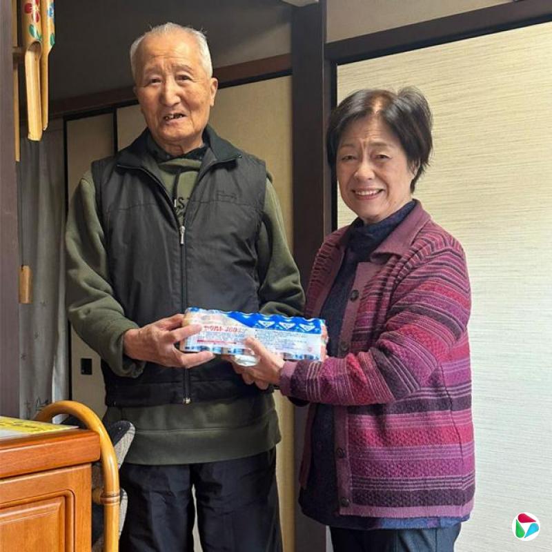 һ���ձ�������Ů����һ����ƿ�����ֶࣨ���ֶ౾������ͼƬ��