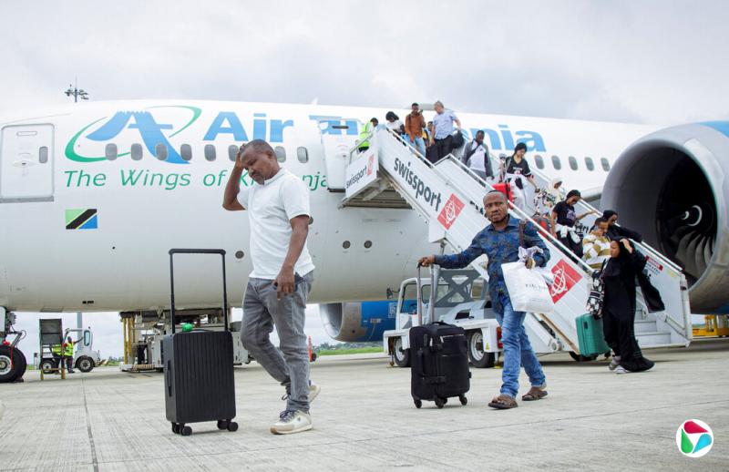 周日,从阿联酋迪拜撤离的航班抵达坦桑尼亚后,乘客们陆续下机。