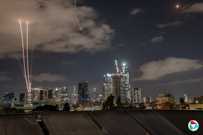 周五空袭期间特拉维夫上空的景象。