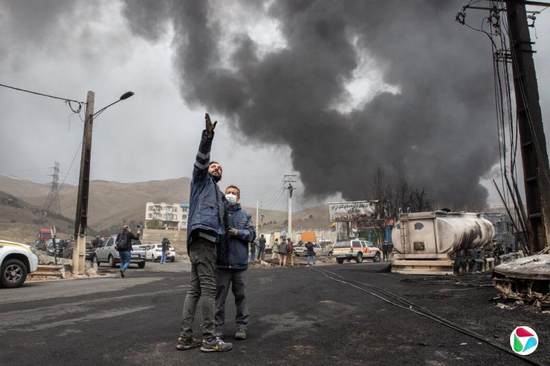 周日,德黑兰一处石油储存设施升起浓烟。