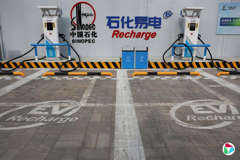 2025年,中国的电动汽车销量超过了世界其他地区的总和,由此创造了全国各地对充电站的需求。