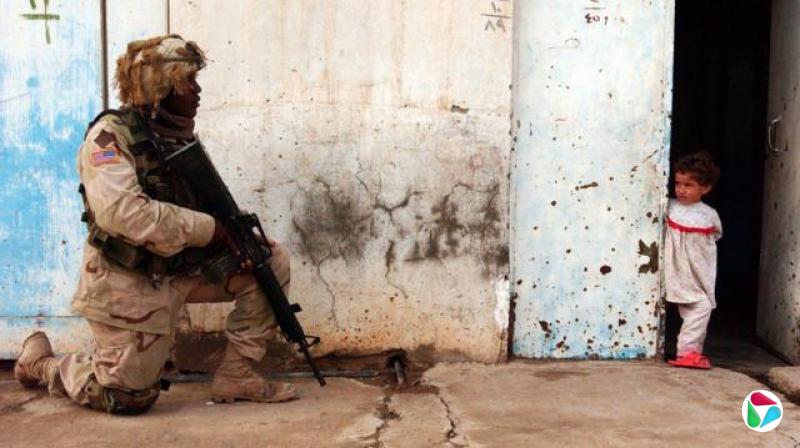 һ������ʿ����Ѳ��ʱ�����ֵ���������ˮ����ϣ�ǹ�ڳ��¡��������Բʷ���һ������Ůͯվ�ڽ�������俴������