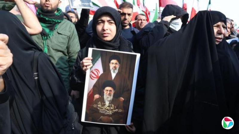 һ������Ů���� 2026 �� 3 �� 9 �������ʵº������е�֧�������������ļ����ϣ��ֳ�һ����Ƭ���������·�Ϊ�ѹ�����������䰢��ͼ��?����?��÷�������Ϸ�Ϊ����������䰢��ͼ��?�½�����?��÷����