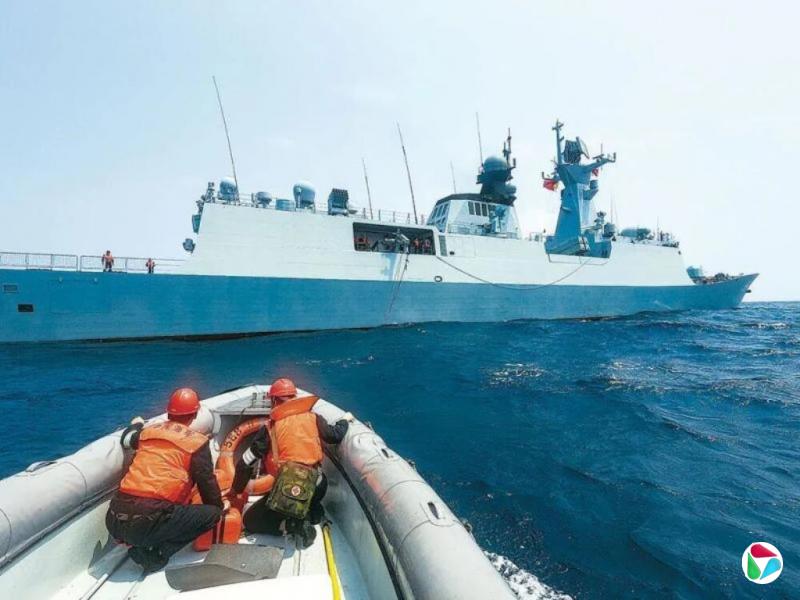 中越海军联合训练 火炮机枪打击“海盗”目标