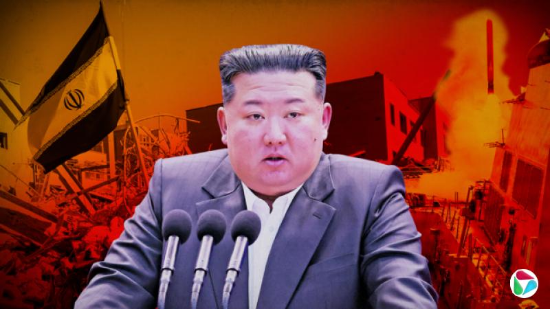 朝鲜领导人金正恩身穿灰色西装外套、白色衬衫,站在画面中央,背景为红色,呈现伊朗国旗及受损建筑物。