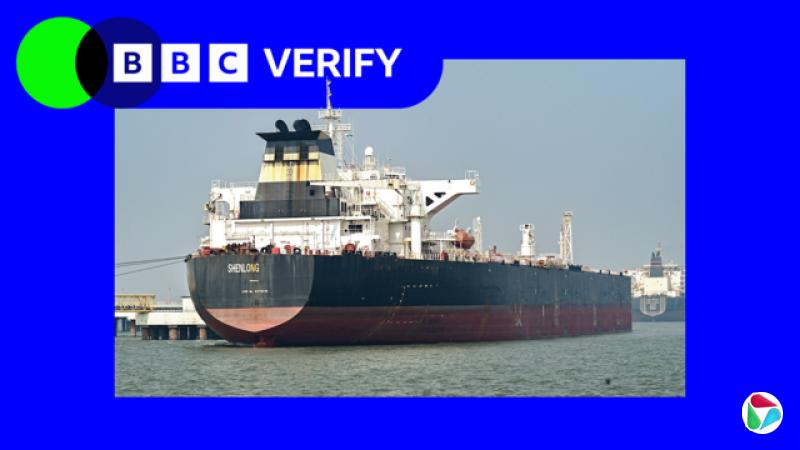 一艘停泊的运油船