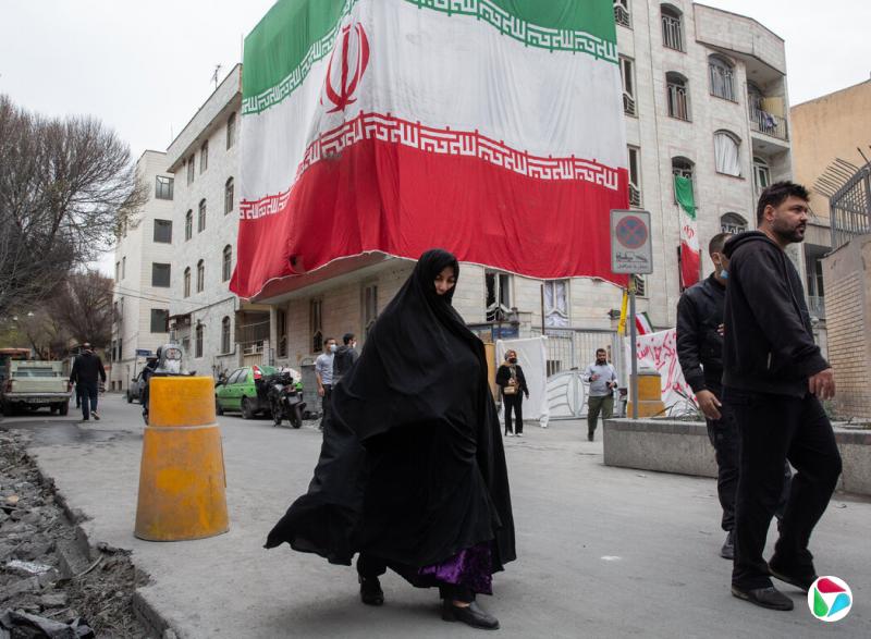 周日,德黑兰一栋在空袭中受损的建筑被伊朗国旗包裹着。