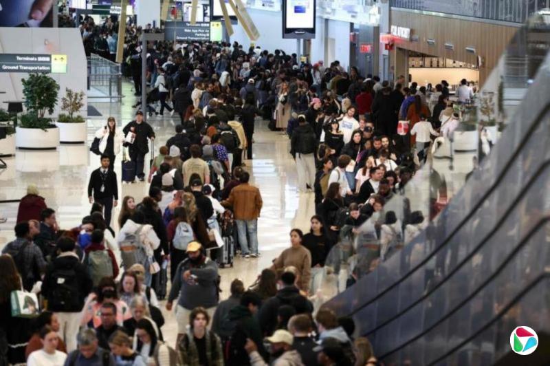 加拿大航空快运飞机撞地面车辆 纽约拉瓜迪亚机场关闭