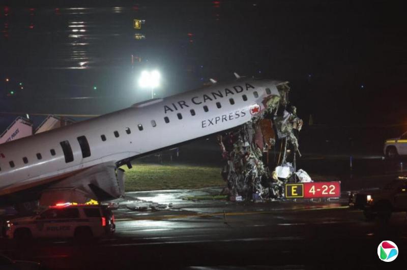 美媒:纽约机场降落客机与消防车相撞 有人受伤