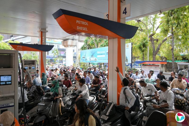 周一,印度艾哈迈达巴德,民众在一处加油站排队等待加油。