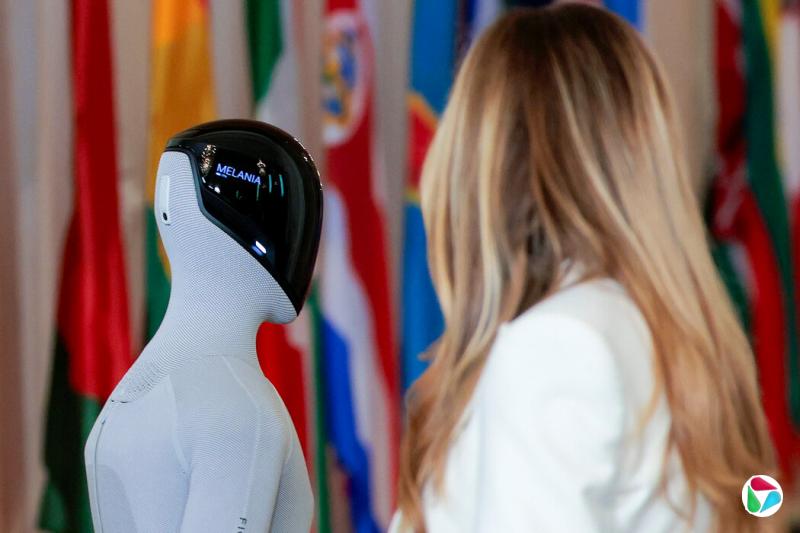 机器人头部的屏幕上显示着第一夫人的名字。