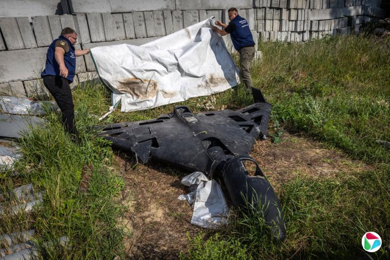去年,乌克兰战争罪行检察官在哈尔科夫地区手持一架俄罗斯“见证者”式无人机。伊朗最初于2022年提供了数百架无人机,随后俄罗斯建立了自己的生产设施,并对设计进行了改进。