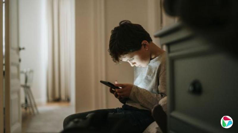 һ���к���ͷ�����ֻ�ӫĻ��