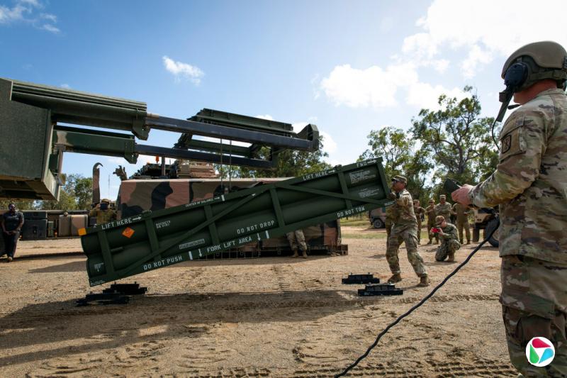 ����ʿ�����ڽ�����һöATACMS�����ķ�����װ�ϡ�����˹����PrSM�ķ����伸����ͬ��ÿ�����������װ����ö������