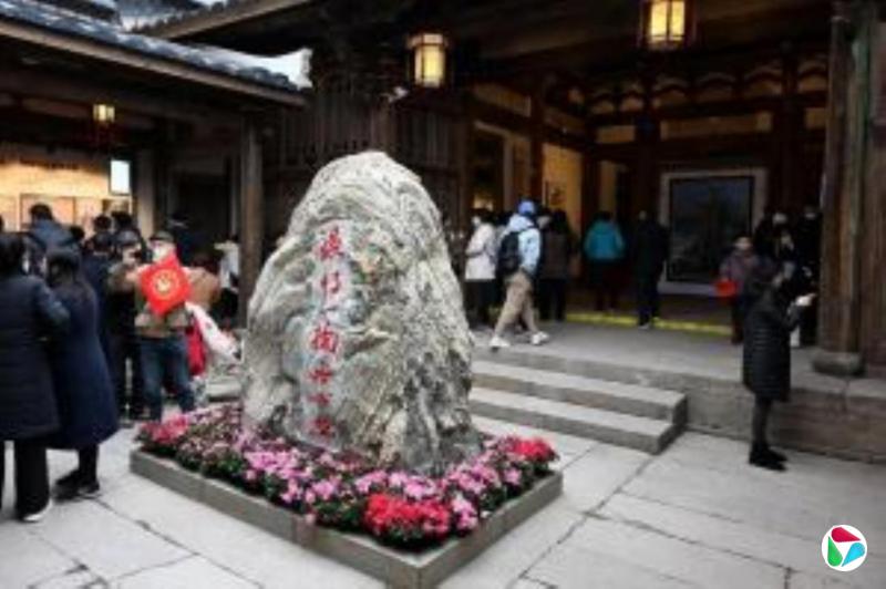 ����Ĭ����ҫ��������ʯ�ʾӼ����ι���