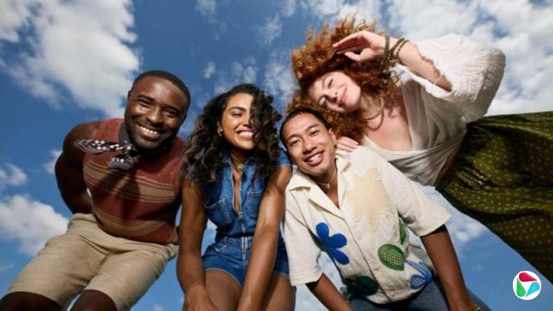 ��λ���ѿ���һ�����¿��ž�ͷ����ͷ�ӵ����������㡣���Ƕ����Ц�ݡ��������Ӵ��Ŷ̿㣬һ�˴��䱳���뾱������һ�˴���ӡ��������һ��Ů�Ӵ�ţ�������̿㣬��һ������ɫӡ����ȹ���ɫ�������¡������ڻ��⣬ͷ������������ɢ���ơ�