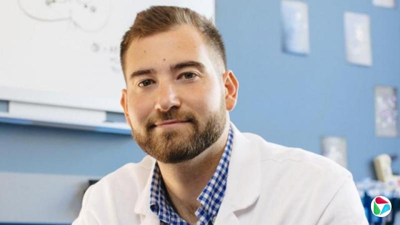 �ࡤ�׶���ͷ������ǳ��ɫ�̷�����ɫ���ӣ��������ڣ�������ɫʵ���������׸��Ƴ�����