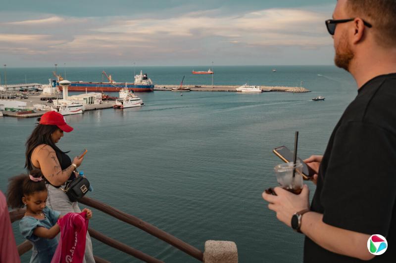 ���Ҵ�ֻͣ���ڰ�����˹���ظ���������ľ�Ⱥ�Ͽ�����ĺ��򡣸�ˮ���رյ���ʯ�͡���Ȼ�������ʼ�����������������衣