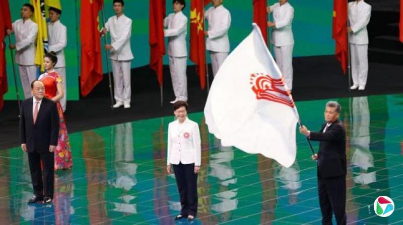 西安奥体中心广东省省长马兴瑞(右)挥舞中国全国运动会会旗,澳门特首贺一诚(左)与香港特首林郑月娥(中)在旁观看(27/9/2021)