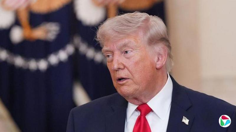 ������ͳ����?������������ɫ��װ���׳������ɫ�����������վ��һ��ӡ��������ͳ���µ�����ǰ���ԡ�