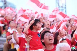 �����������������е�΢�۾���ѧ��һλʵ���ߵ��ӽǣ��£�