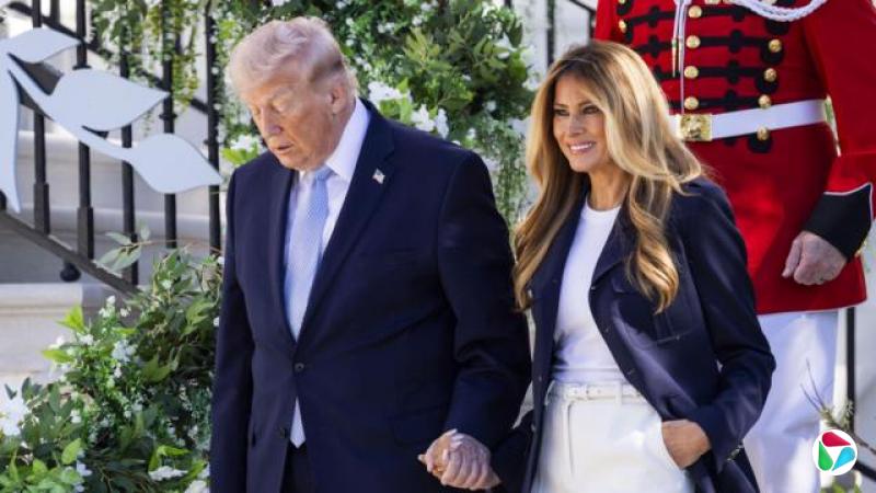 美国总统特朗普(左)与夫人梅拉尼娅·特朗普(右)在华盛顿白宫出席复活节活动(6/4/2026)