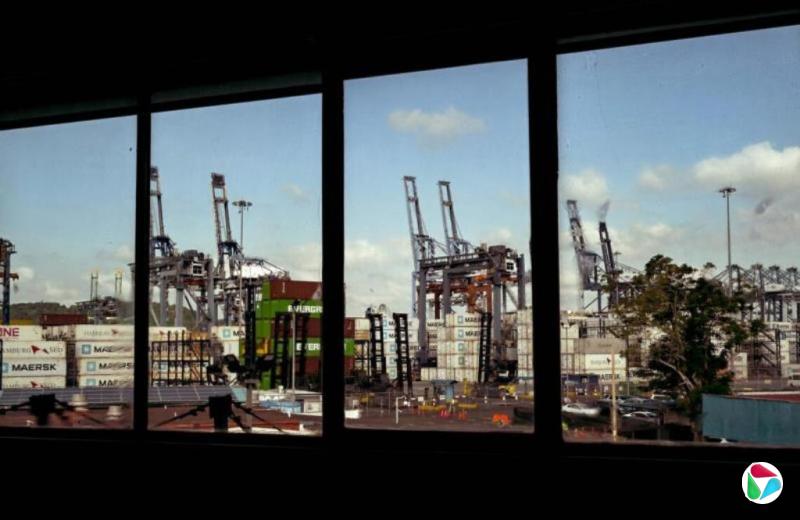 Ӣý���й�Ҫ����ʿ�������к�����ֹͣ�������˺Ӹۿ���Ӫ