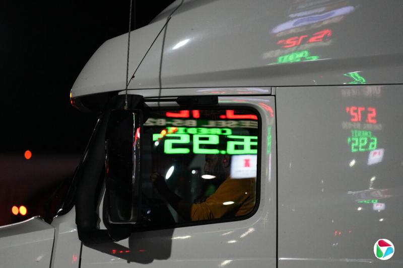 上周在俄勒冈州奥罗拉市,映照在一辆半挂卡车上的燃料价格。"很快你们就会怀念四到五美元的汽油了,"伊朗首席谈判代表在周末和平谈判破裂后如此警告美国消费者。