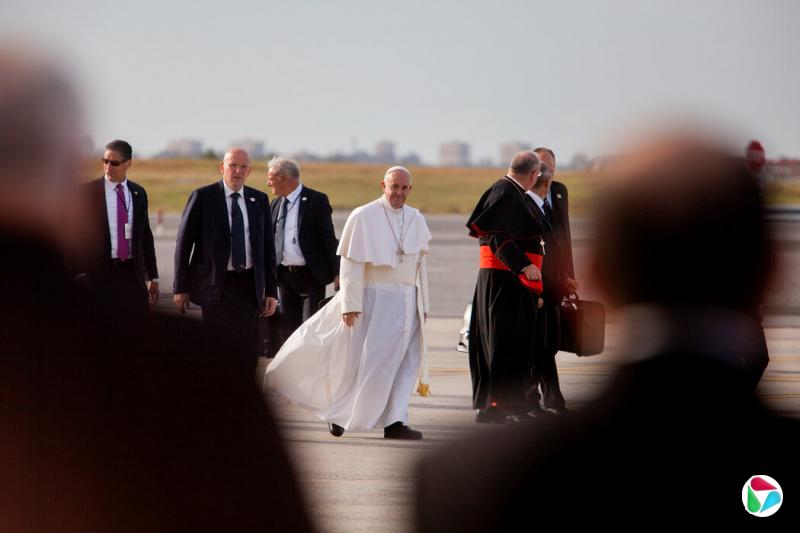 2015年教宗方济各访问纽约期间在肯尼迪机场。许多保守派天主教徒不喜欢方济各直言不讳地倡导贫困群体和移民权益。