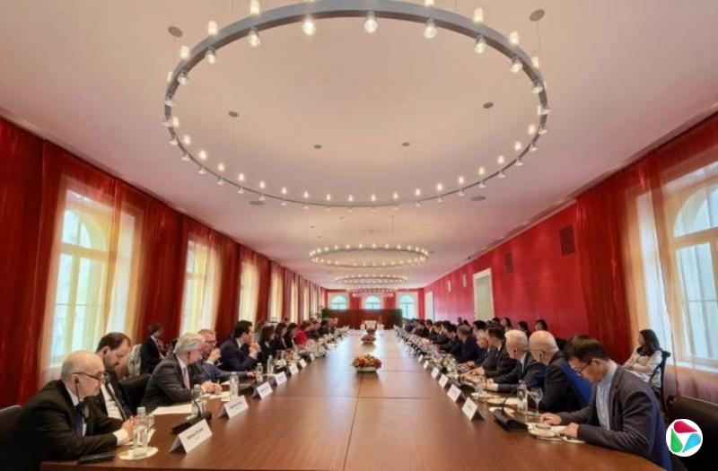 �й����񸱲������й�Ը�ƶ�������óЭ������̸�н���