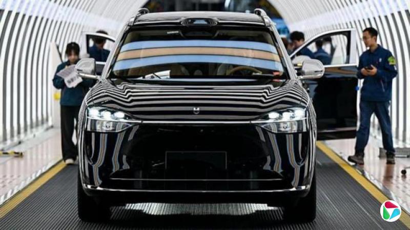 ���조����˹������������ĳ�������Ϲ�����Ա�ڼ��һ���������ߵĵ綯SUV��2/4/2026��