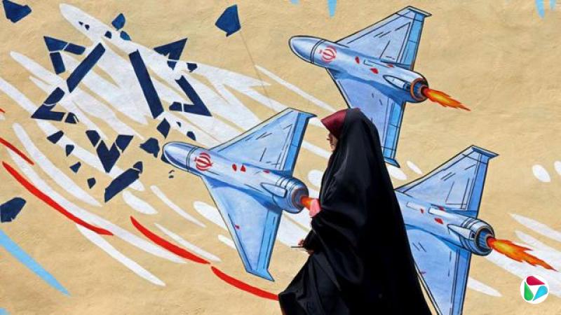 �ڵº�����һ���������µ�Ů���߹�һ������ɫ�бڻ��������пɼ����˻��������֮�ǵ�ͼ��