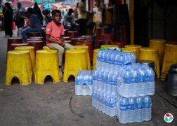 ӡ��ѧУ�衰��ˮ�塱 ����ѧ����ˮ ����������