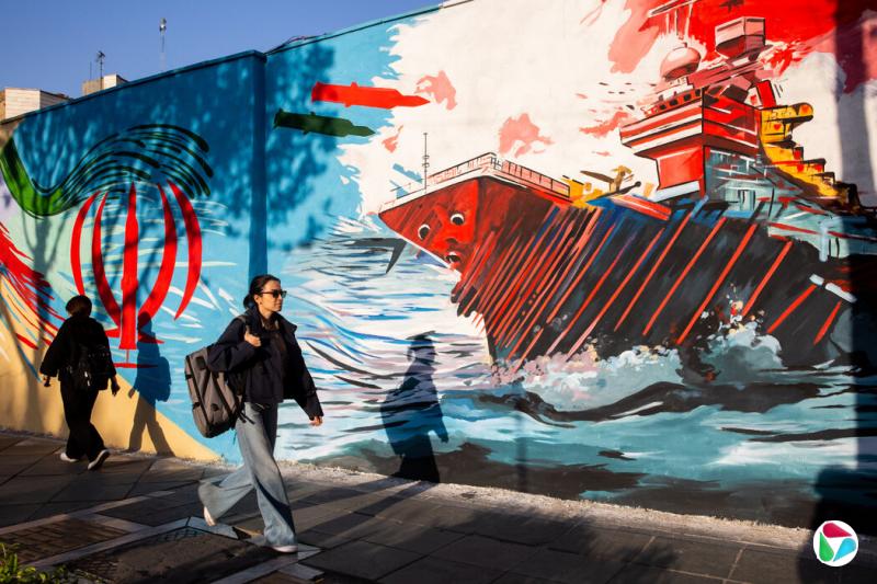 4�£��º�����һ��Ů���߹�һ��������ʵ���Ϯ�����������ıڻ���