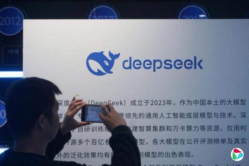 DeepSeek��AIģ�����仪Ϊ��Ƭ ��������ģ�����в��