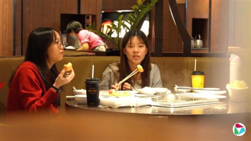 �¼���һ�Һ������ŵ��ڣ�����Ů�Թ˿����ڳԻ����