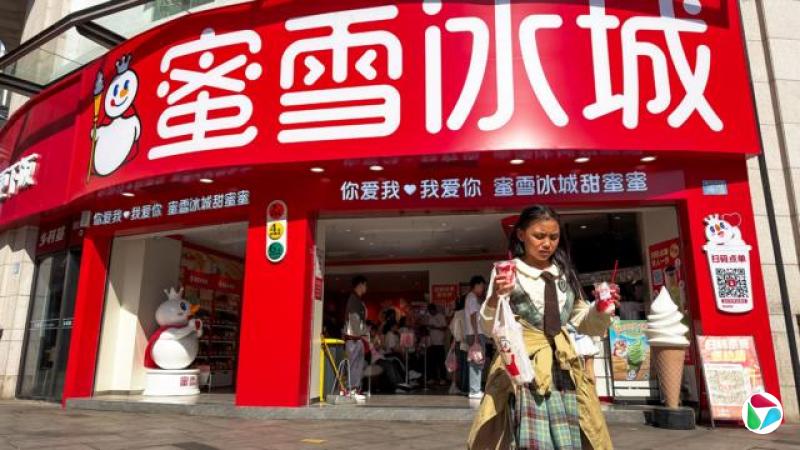 2026��4�£��й�����һ����ѩ�����ŵꡣһ��Ů���ֳ������µر���ܺ�һ����Ʒ���ӵ�ǰ�߿���